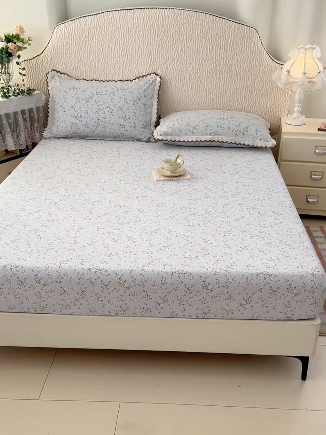 91家纺网 家纺一手货源 找家纺 圣比熊 2026新款A类云朵棉亲肤四季款床笠席梦思床罩全包床单三件套 兰亭序-蓝