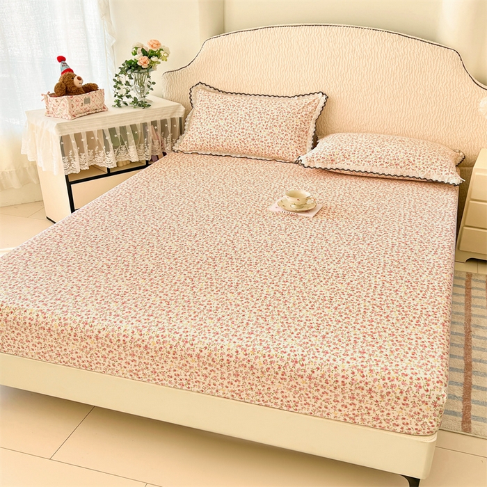 91家纺网 家纺一手货源 找家纺 圣比熊 2026新款A类云朵棉亲肤四季款床笠席梦思床罩全包床单三件套 芊芊花海