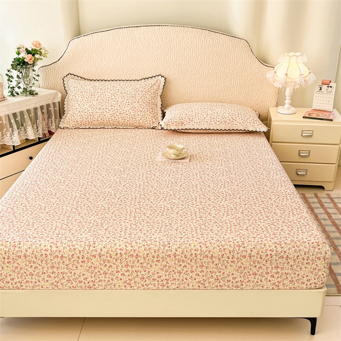 91家纺网 家纺一手货源 找家纺 圣比熊 2026新款A类云朵棉亲肤四季款床笠席梦思床罩全包床单三件套 芊芊花海