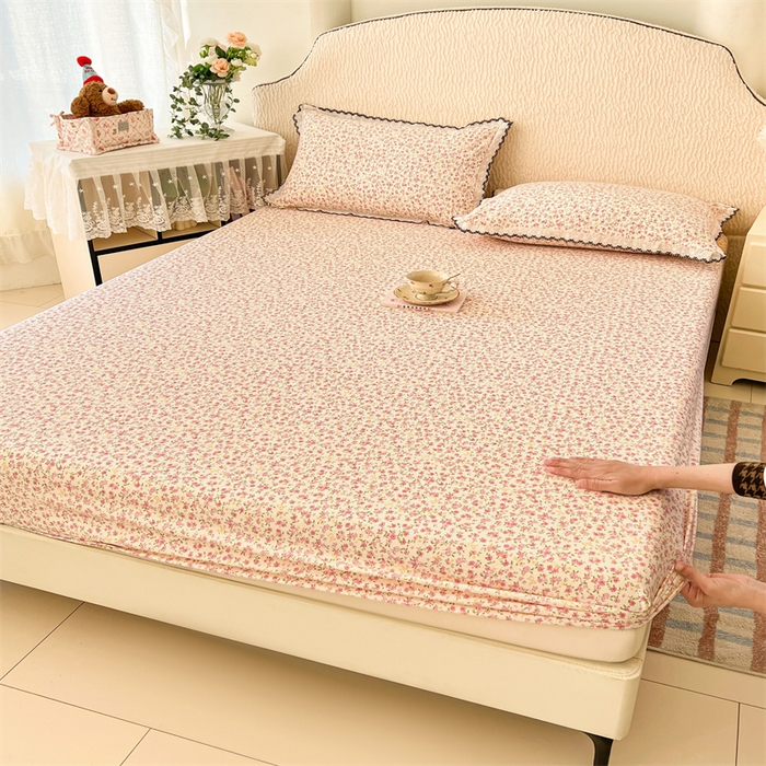 91家纺网 家纺一手货源 找家纺 圣比熊 2026新款A类云朵棉亲肤四季款床笠席梦思床罩全包床单三件套 芊芊花海