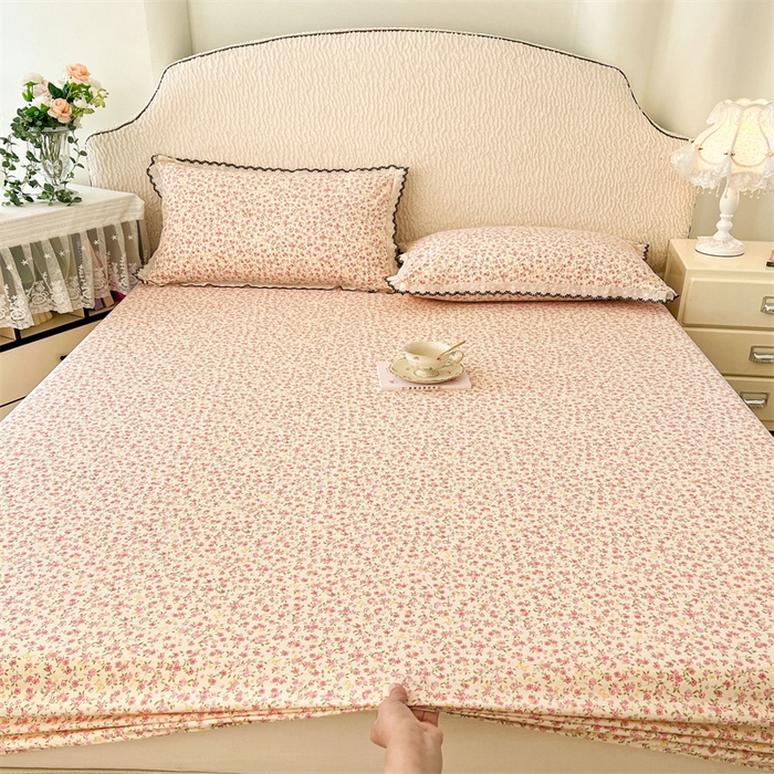 91家纺网 家纺一手货源 找家纺 圣比熊 2026新款A类云朵棉亲肤四季款床笠席梦思床罩全包床单三件套 芊芊花海