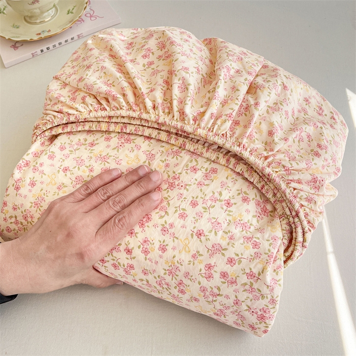 91家纺网 家纺一手货源 找家纺 圣比熊 2026新款A类云朵棉亲肤四季款床笠席梦思床罩全包床单三件套 芊芊花海