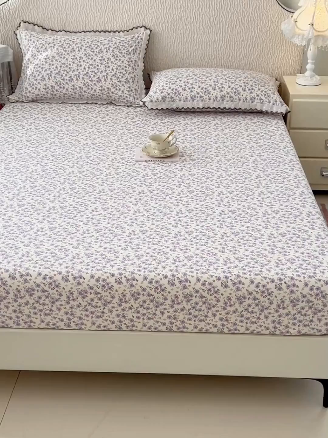 91家纺网 家纺一手货源 找家纺 圣比熊 2026新款A类云朵棉亲肤四季款床笠席梦思床罩全包床单三件套 紫韵星野