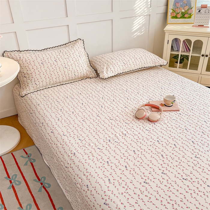 91家纺网 家纺一手货源 找家纺 圣比熊 2026新款A类云朵棉床单亲肤四季款席梦思床罩全包床单三件套 花漾甜心