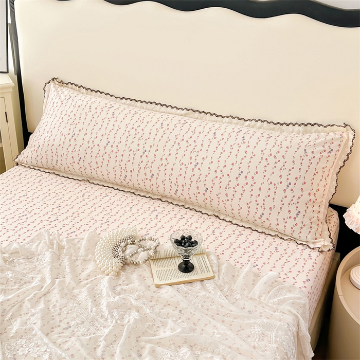 91家纺网 家纺一手货源 找家纺 圣比熊 2026新款A类云朵棉蕾丝花边枕套宿舍情侣双人加长枕芯内胆套 花漾甜心（单层蕾丝花边）