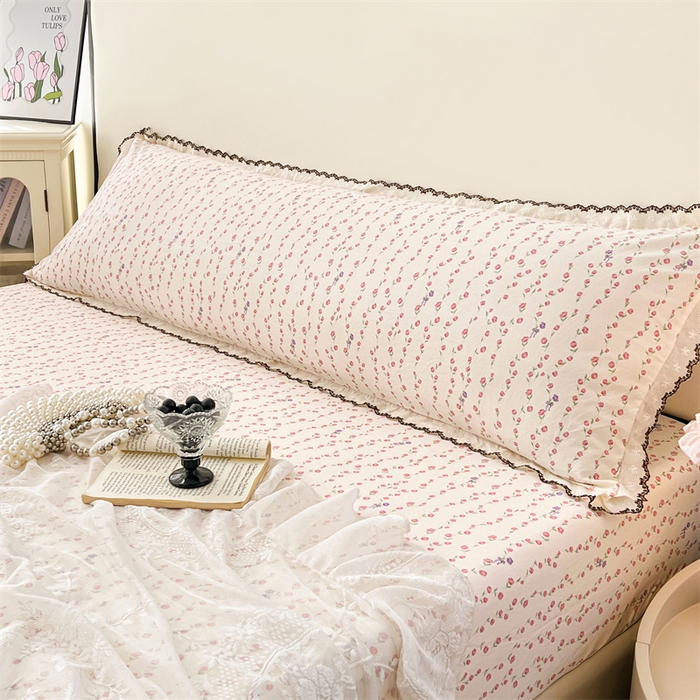 91家纺网 家纺一手货源 找家纺 圣比熊 2026新款A类云朵棉蕾丝花边枕套宿舍情侣双人加长枕芯内胆套 花漾甜心（单层蕾丝花边）