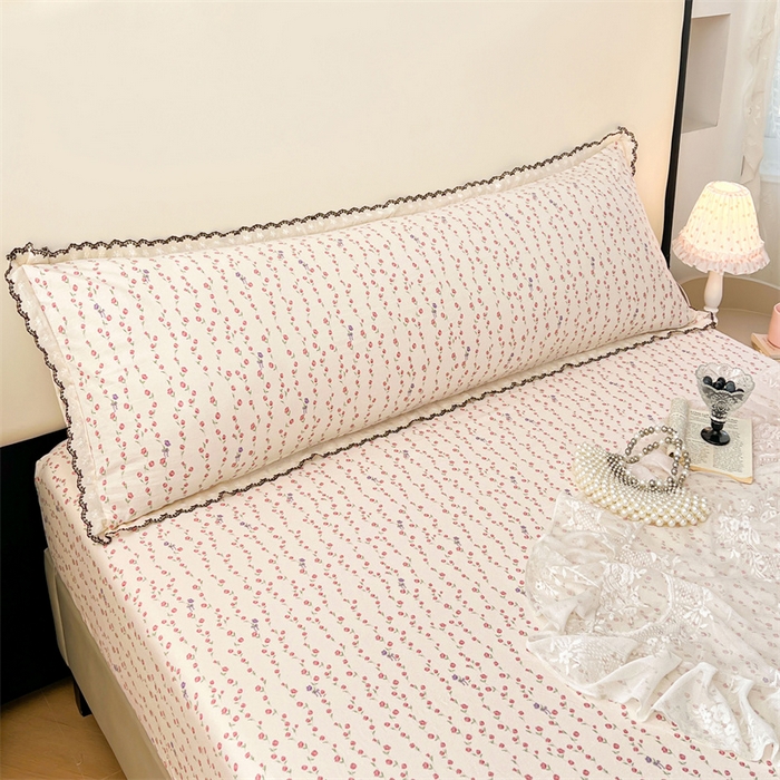 91家纺网 家纺一手货源 找家纺 圣比熊 2026新款A类云朵棉蕾丝花边枕套宿舍情侣双人加长枕芯内胆套 花漾甜心（单层蕾丝花边）