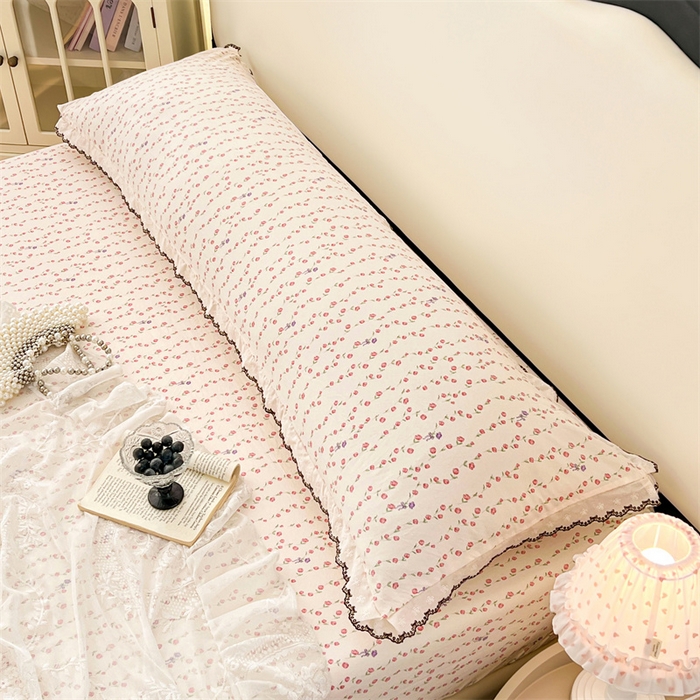 91家纺网 家纺一手货源 找家纺 圣比熊 2026新款A类云朵棉蕾丝花边枕套宿舍情侣双人加长枕芯内胆套 花漾甜心（单层蕾丝花边）