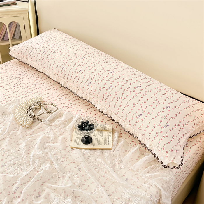 91家纺网 家纺一手货源 找家纺 圣比熊 2026新款A类云朵棉蕾丝花边枕套宿舍情侣双人加长枕芯内胆套 花漾甜心（单层蕾丝花边）