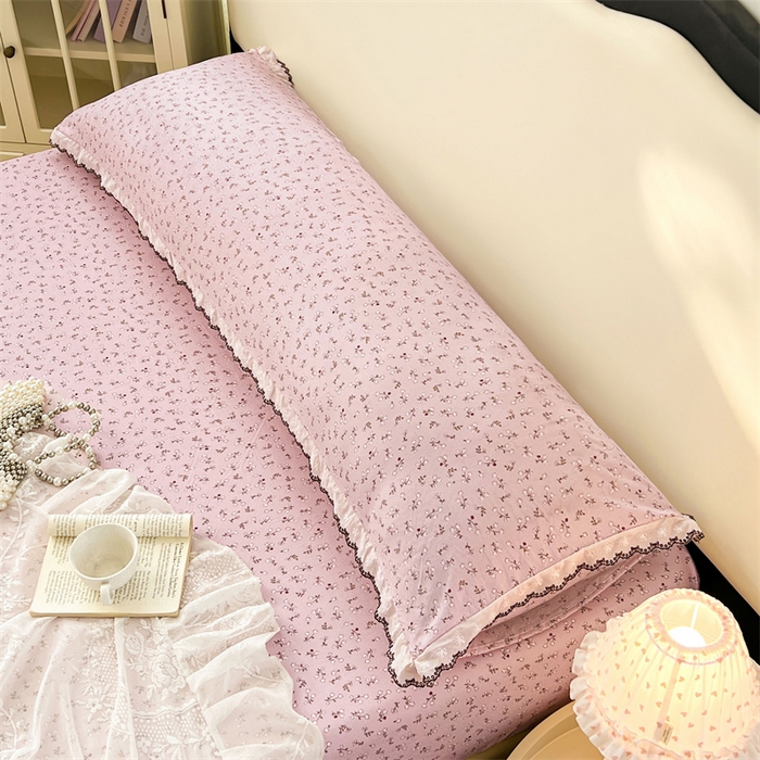 91家纺网 家纺一手货源 找家纺 圣比熊 2026新款A类云朵棉蕾丝花边枕套宿舍情侣双人加长枕芯内胆套 爱丽丝-粉（单层蕾丝花边）