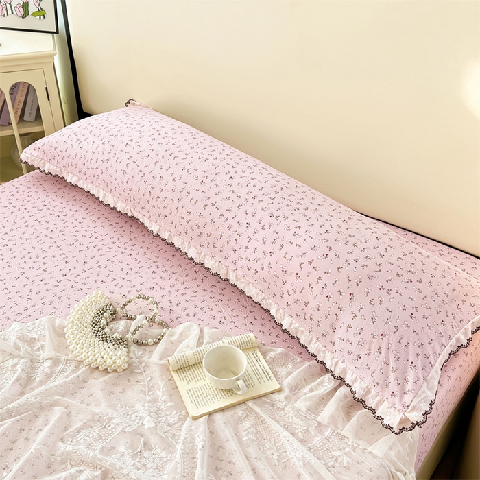 91家纺网 家纺一手货源 找家纺 圣比熊 2026新款A类云朵棉蕾丝花边枕套宿舍情侣双人加长枕芯内胆套 爱丽丝-粉（单层蕾丝花边）