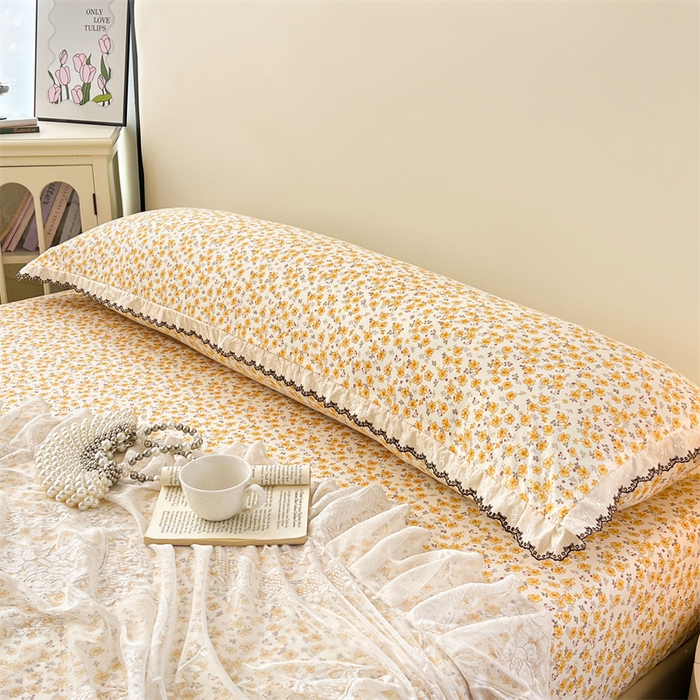 91家纺网 家纺一手货源 找家纺 圣比熊 2026新款A类云朵棉蕾丝花边枕套宿舍情侣双人加长枕芯内胆套 春日暖阳（单层蕾丝花边）