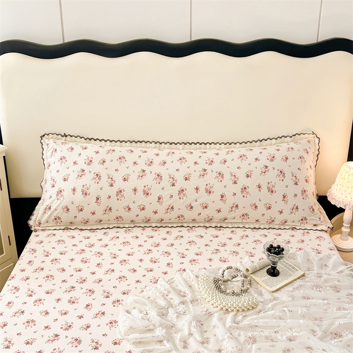 91家纺网 家纺一手货源 找家纺 圣比熊 2026新款A类云朵棉蕾丝花边枕套宿舍情侣双人加长枕芯内胆套 粉黛花园（单层蕾丝花边）