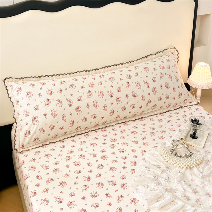 91家纺网 家纺一手货源 找家纺 圣比熊 2026新款A类云朵棉蕾丝花边枕套宿舍情侣双人加长枕芯内胆套 粉黛花园（单层蕾丝花边）