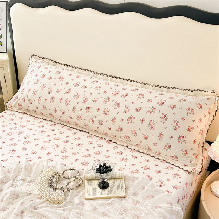 91家纺网 家纺一手货源 找家纺 圣比熊 2026新款A类云朵棉蕾丝花边枕套宿舍情侣双人加长枕芯内胆套 粉黛花园（单层蕾丝花边）