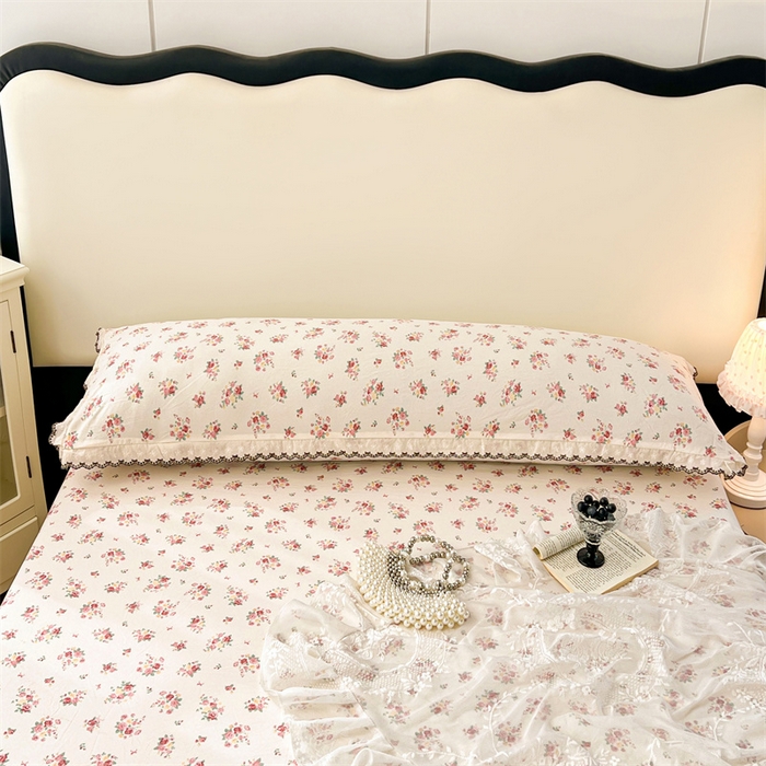 91家纺网 家纺一手货源 找家纺 圣比熊 2026新款A类云朵棉蕾丝花边枕套宿舍情侣双人加长枕芯内胆套 粉黛花园（单层蕾丝花边）