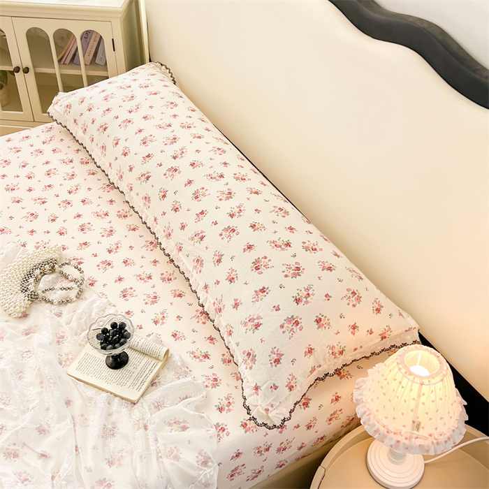 91家纺网 家纺一手货源 找家纺 圣比熊 2026新款A类云朵棉蕾丝花边枕套宿舍情侣双人加长枕芯内胆套 粉黛花园（单层蕾丝花边）