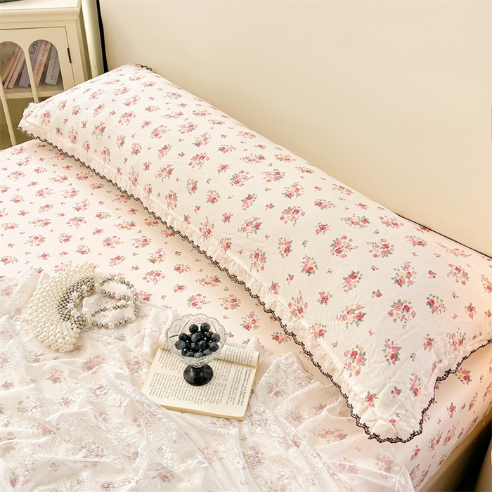 91家纺网 家纺一手货源 找家纺 圣比熊 2026新款A类云朵棉蕾丝花边枕套宿舍情侣双人加长枕芯内胆套 粉黛花园（单层蕾丝花边）