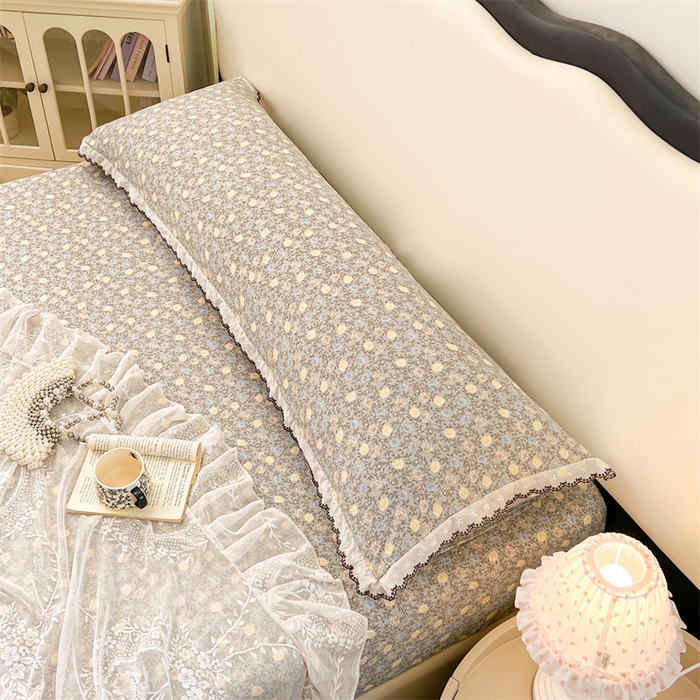 91家纺网 家纺一手货源 找家纺 圣比熊 2026新款A类云朵棉蕾丝花边枕套宿舍情侣双人加长枕芯内胆套 海棠花开（单层蕾丝花边）