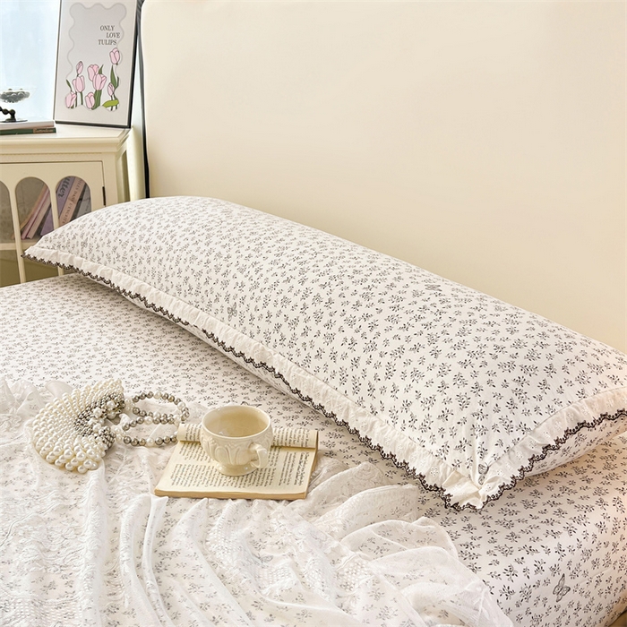 91家纺网 家纺一手货源 找家纺 圣比熊 2026新款A类云朵棉蕾丝花边枕套宿舍情侣双人加长枕芯内胆套 花间迷离（单层蕾丝花边）