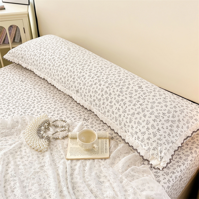 91家纺网 家纺一手货源 找家纺 圣比熊 2026新款A类云朵棉蕾丝花边枕套宿舍情侣双人加长枕芯内胆套 花间迷离（单层蕾丝花边）