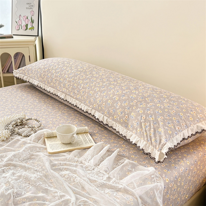 91家纺网 家纺一手货源 找家纺 圣比熊 2026新款A类云朵棉蕾丝花边枕套宿舍情侣双人加长枕芯内胆套 花无归期（单层蕾丝花边）