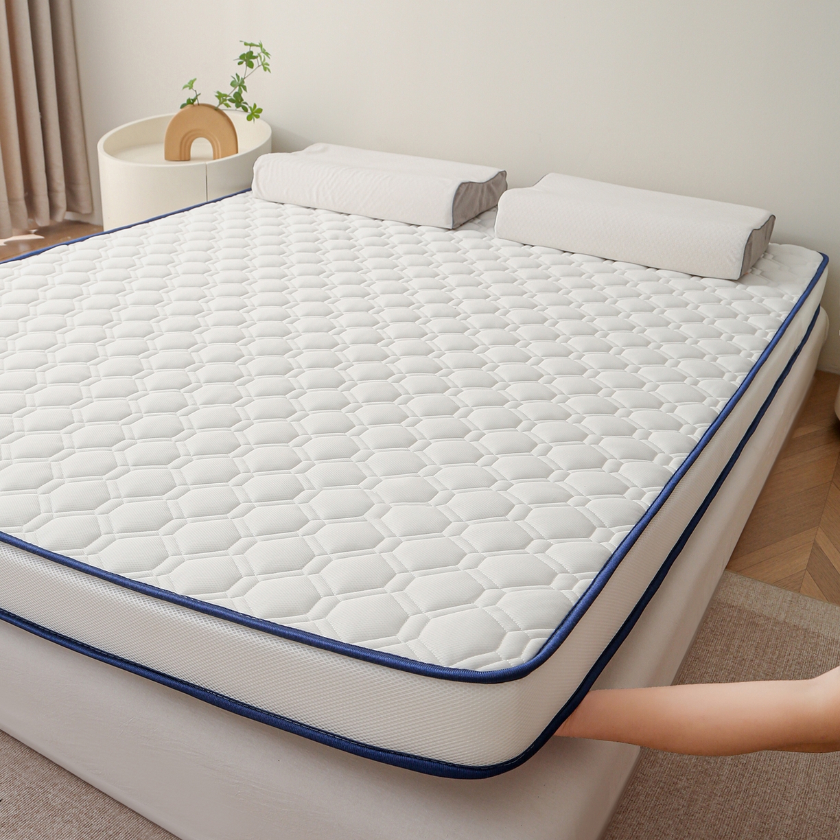 91家纺网 家纺一手货源 找家纺 芊梵床垫 2026新款多多爆款立体硬质棉床垫 三菱格-白