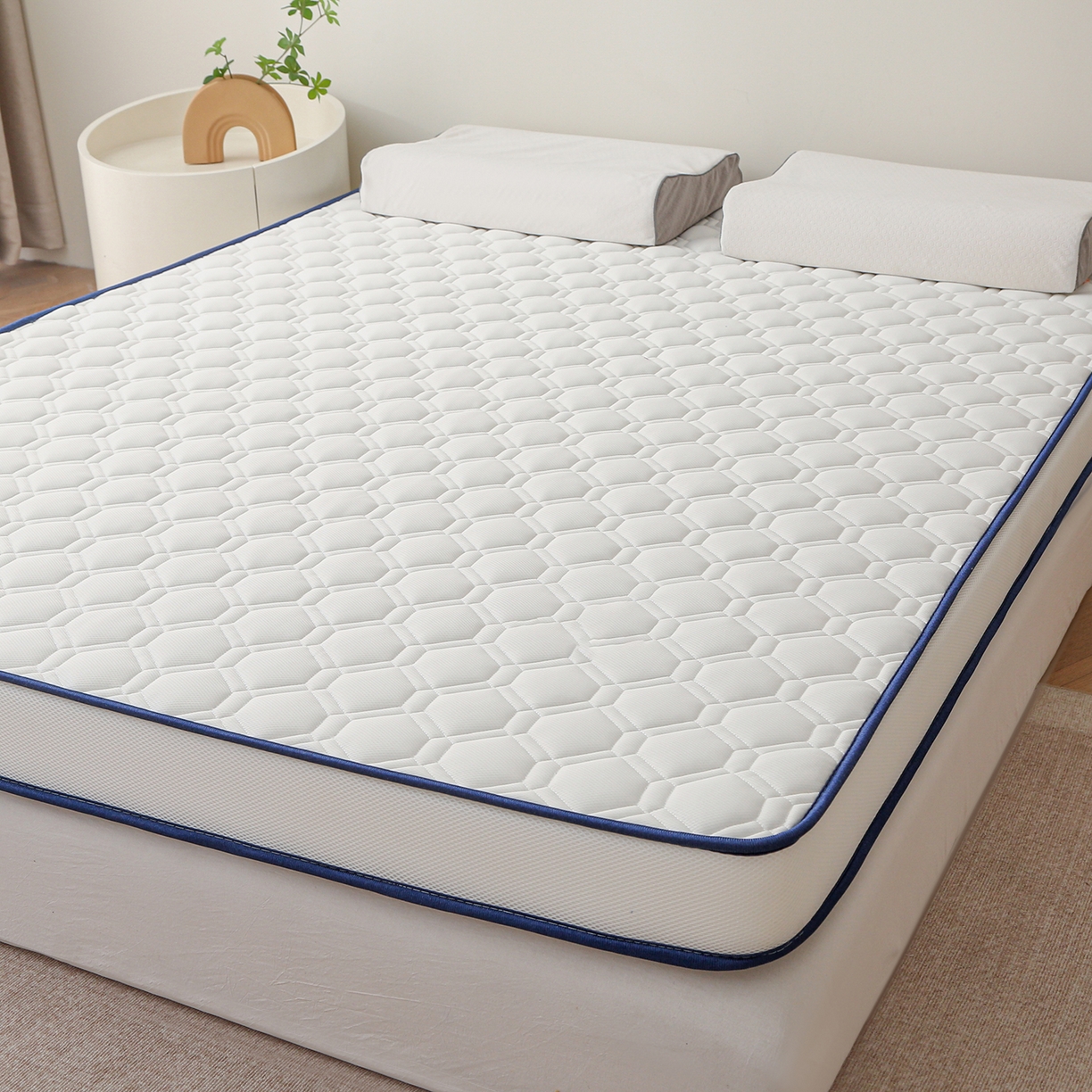 91家纺网 家纺一手货源 找家纺 芊梵床垫 2026新款多多爆款立体硬质棉床垫 三菱格-白