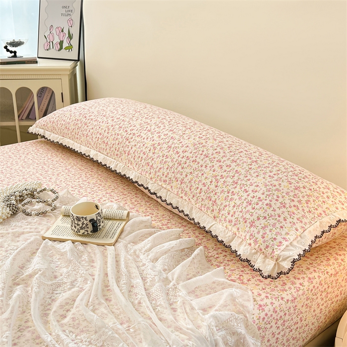 91家纺网 家纺一手货源 找家纺 圣比熊 2026新款A类云朵棉蕾丝花边枕套宿舍情侣双人加长枕芯内胆套 芊芊花海（单层蕾丝花边）