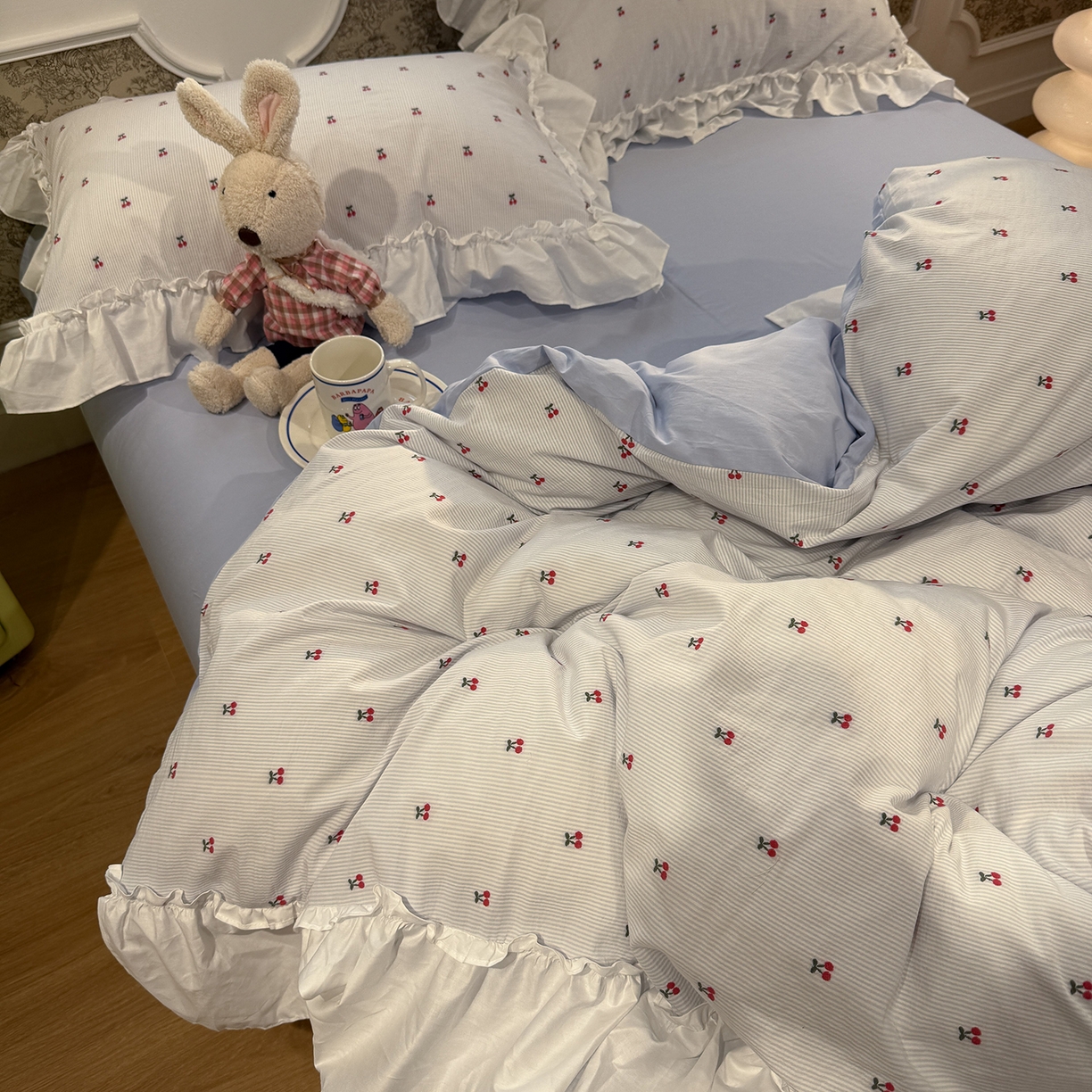 91家纺网 家纺一手货源 找家纺 觅糖家纺 2026新款全棉水洗棉色织提花四件套-樱桃甜梦（会员-5） 樱桃甜梦蓝