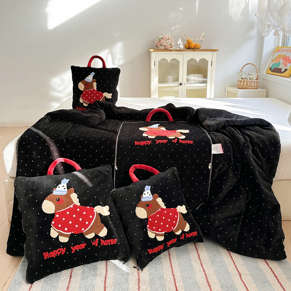 91家纺网 家纺一手货源 找家纺 古本家居 2026新款牛奶绒小马家族抱枕被 黑糖马-黑波点