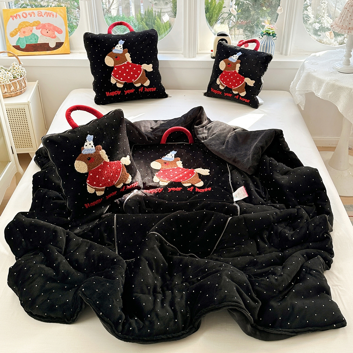 91家纺网 家纺一手货源 找家纺 古本家居 2026新款牛奶绒小马家族抱枕被 黑糖马-黑波点