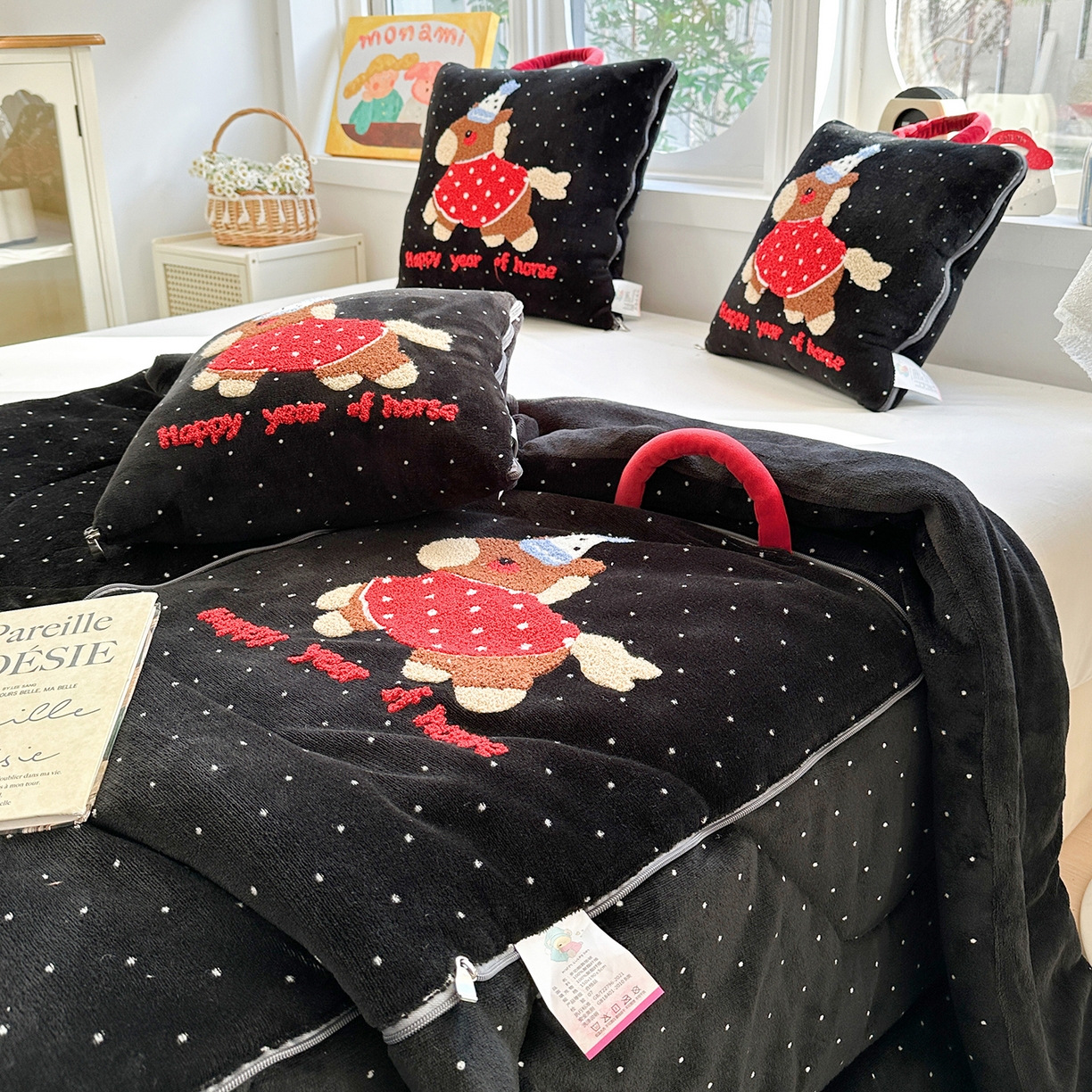 91家纺网 家纺一手货源 找家纺 古本家居 2026新款牛奶绒小马家族抱枕被 黑糖马-黑波点