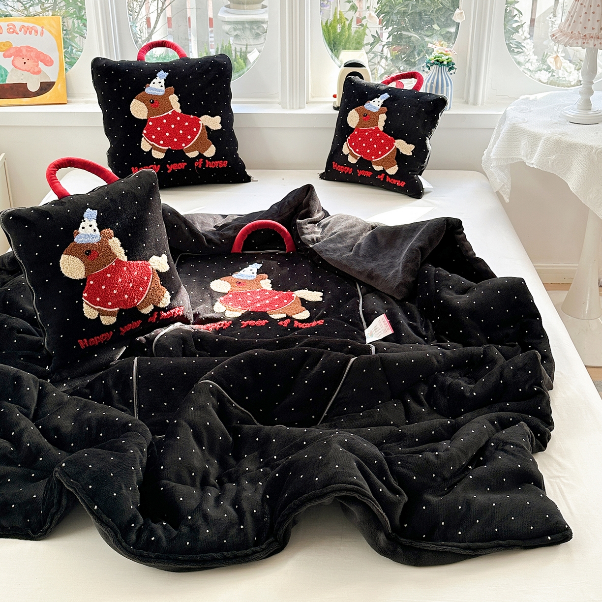 91家纺网 家纺一手货源 找家纺 古本家居 2026新款牛奶绒小马家族抱枕被 黑糖马-黑波点