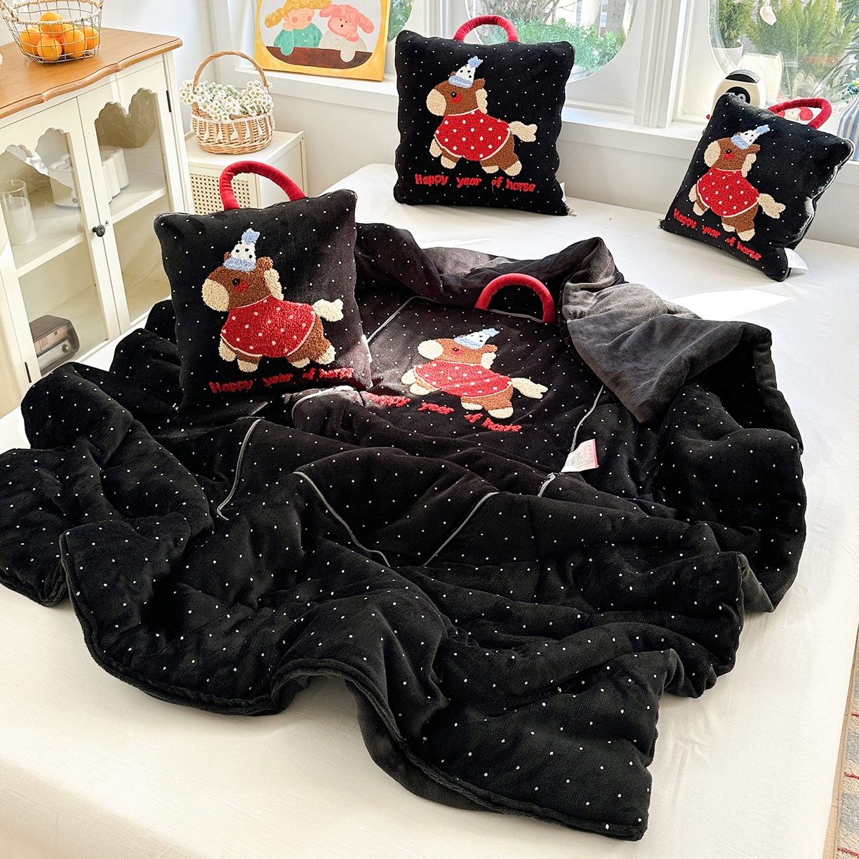 91家纺网 家纺一手货源 找家纺 古本家居 2026新款牛奶绒小马家族抱枕被 黑糖马-黑波点