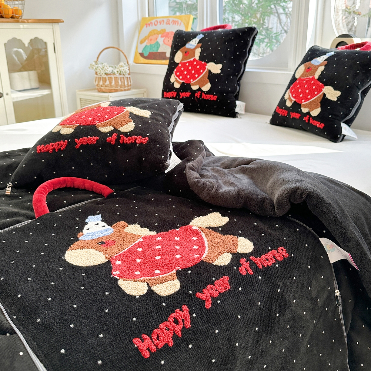 91家纺网 家纺一手货源 找家纺 古本家居 2026新款牛奶绒小马家族抱枕被 黑糖马-黑波点