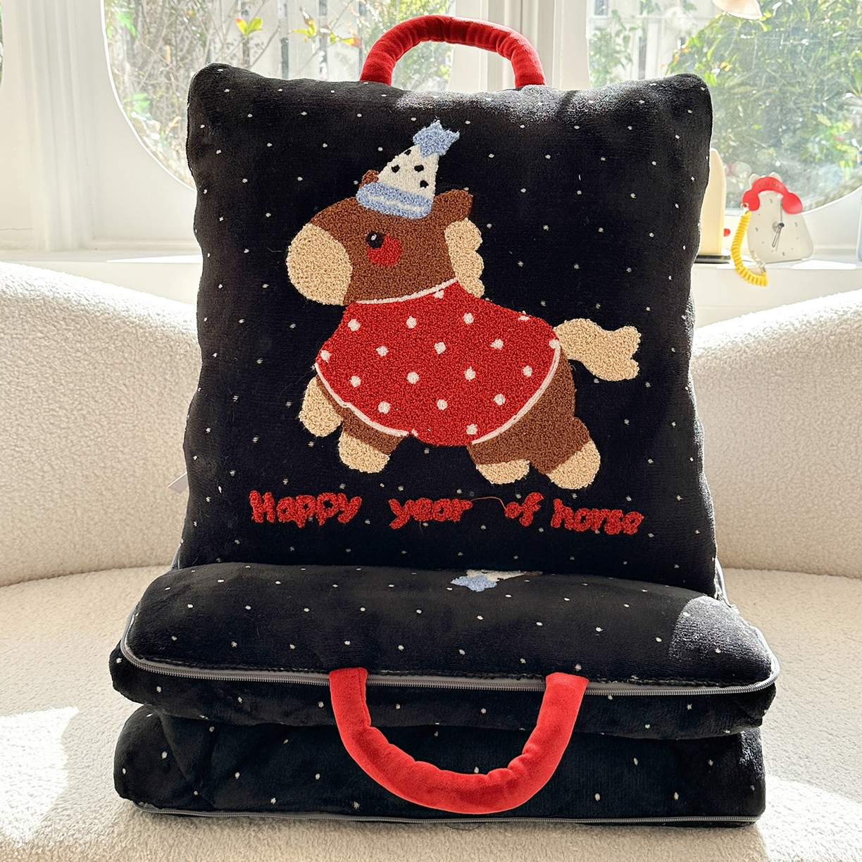 91家纺网 家纺一手货源 找家纺 古本家居 2026新款牛奶绒小马家族抱枕被 黑糖马-黑波点