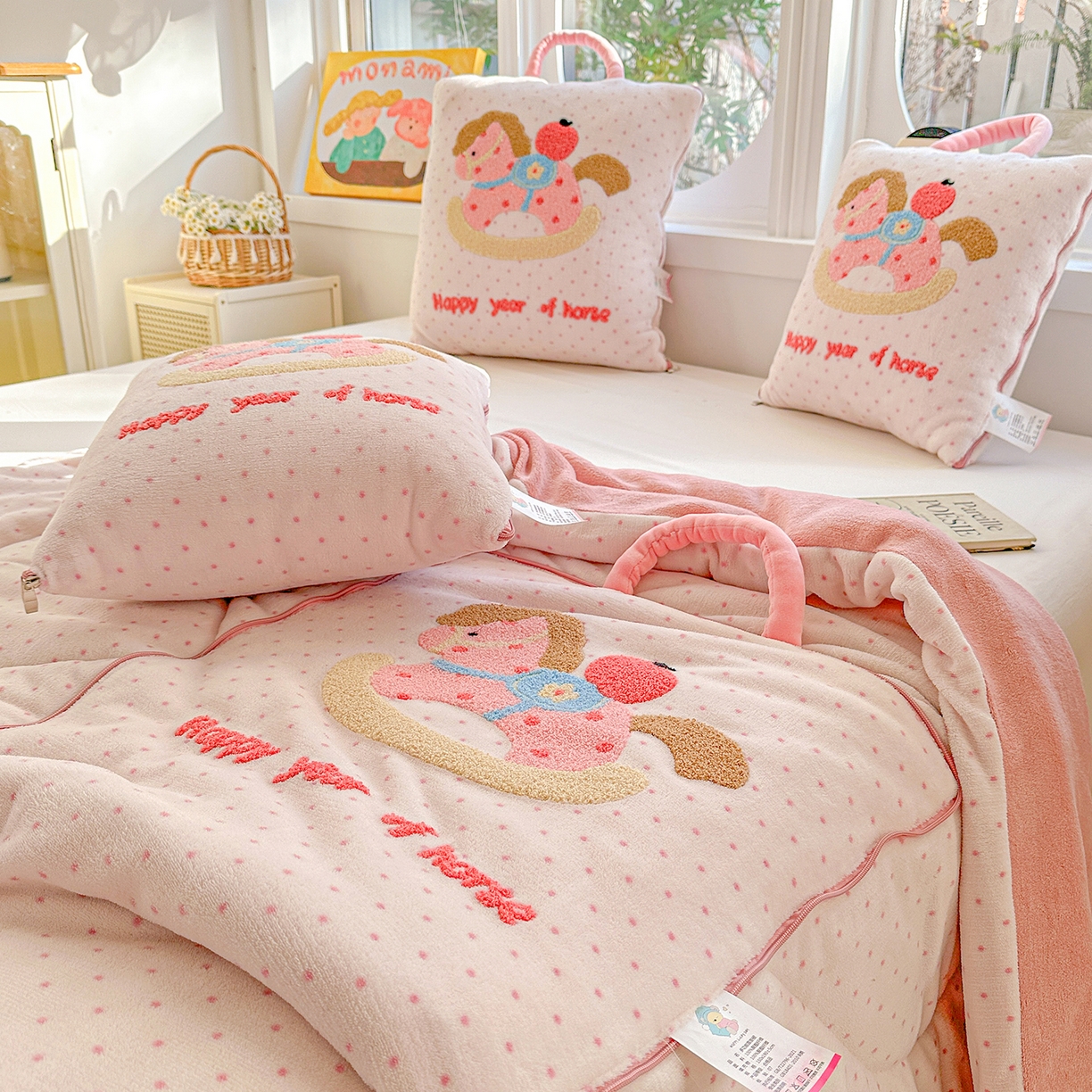 91家纺网 家纺一手货源 找家纺 古本家居 2026新款牛奶绒小马家族抱枕被 摇摇马-粉波点