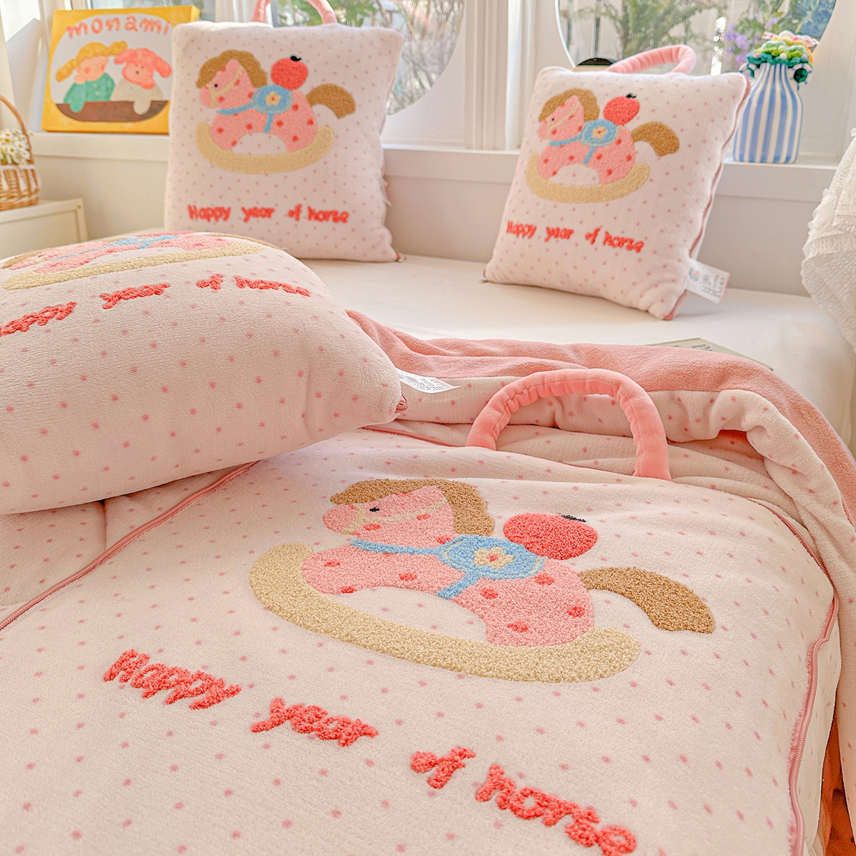 91家纺网 家纺一手货源 找家纺 古本家居 2026新款牛奶绒小马家族抱枕被 摇摇马-粉波点