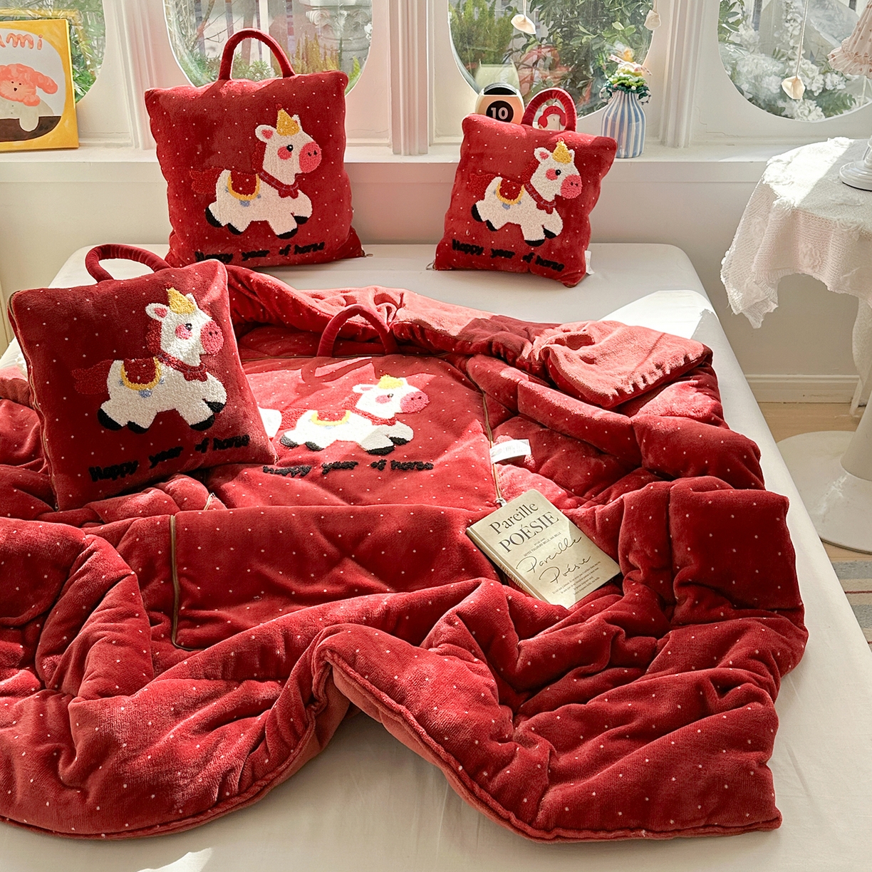 91家纺网 家纺一手货源 找家纺 古本家居 2026新款牛奶绒小马家族抱枕被 鸿运马-红波点