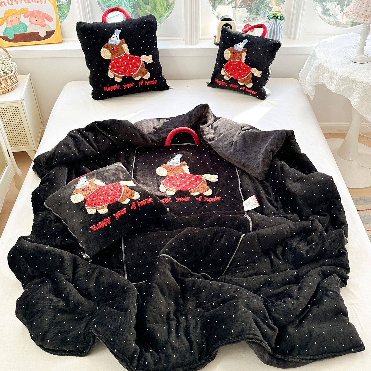 91家纺网 家纺一手货源 找家纺 古本家居 2026新款牛奶绒小马家族抱枕被 黑糖马-黑波点