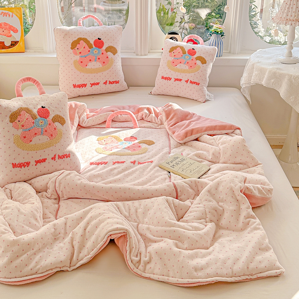 91家纺网 家纺一手货源 找家纺 古本家居 2026新款牛奶绒小马家族抱枕被 摇摇马-粉波点