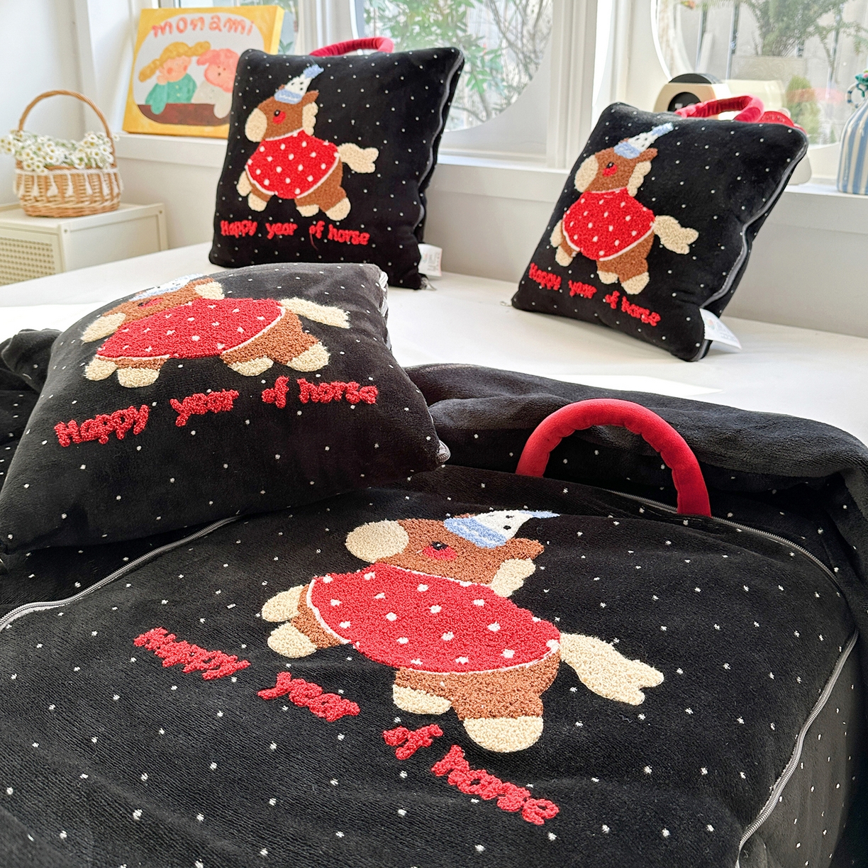 91家纺网 家纺一手货源 找家纺 古本家居 2026新款牛奶绒小马家族抱枕被 黑糖马-黑波点