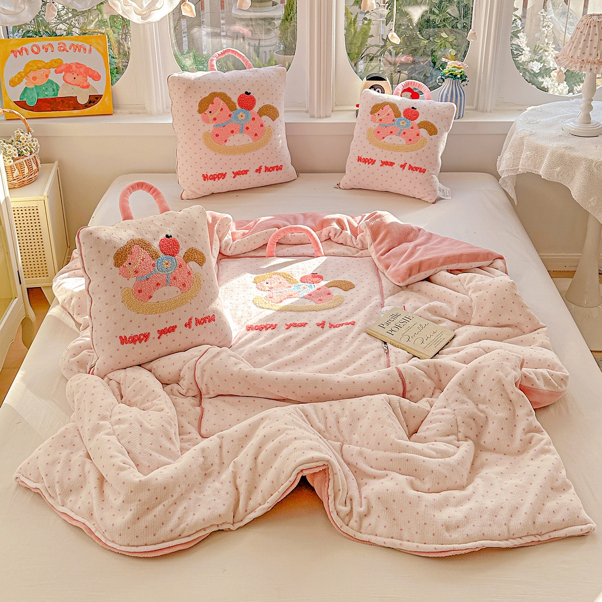 91家纺网 家纺一手货源 找家纺 古本家居 2026新款牛奶绒小马家族抱枕被 摇摇马-粉波点