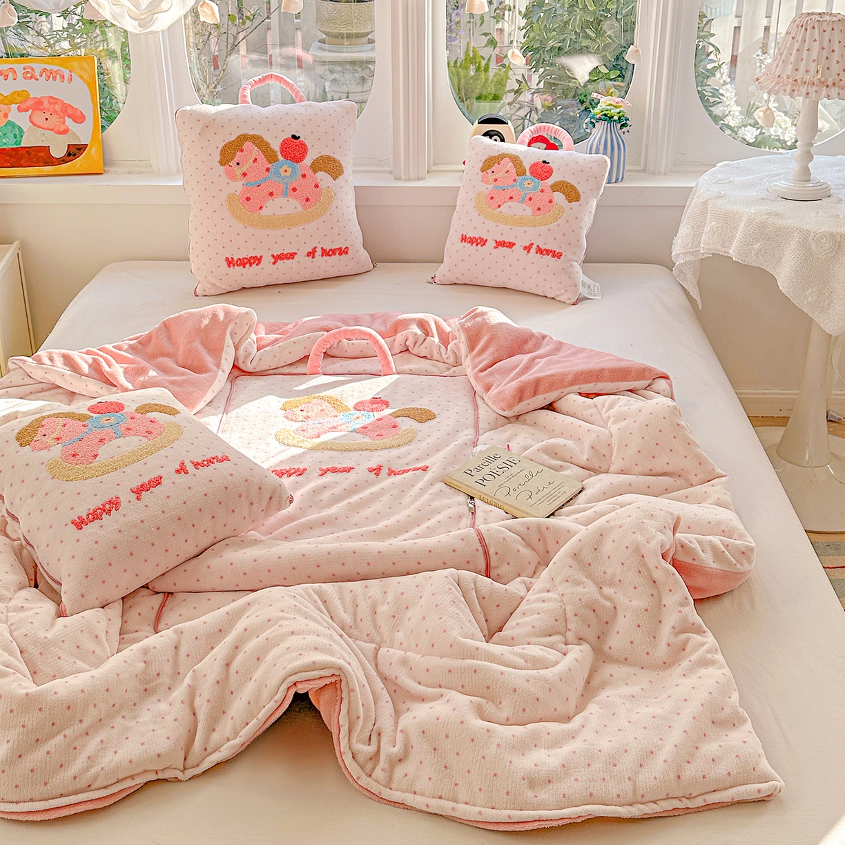 91家纺网 家纺一手货源 找家纺 古本家居 2026新款牛奶绒小马家族抱枕被 摇摇马-粉波点