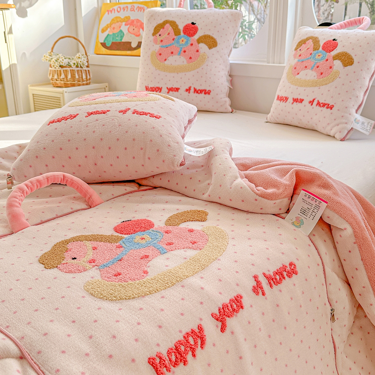 91家纺网 家纺一手货源 找家纺 古本家居 2026新款牛奶绒小马家族抱枕被 摇摇马-粉波点