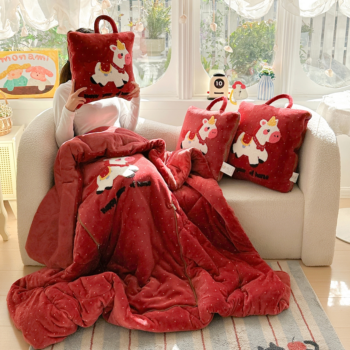 91家纺网 家纺一手货源 找家纺 古本家居 2026新款牛奶绒小马家族抱枕被 鸿运马-红波点