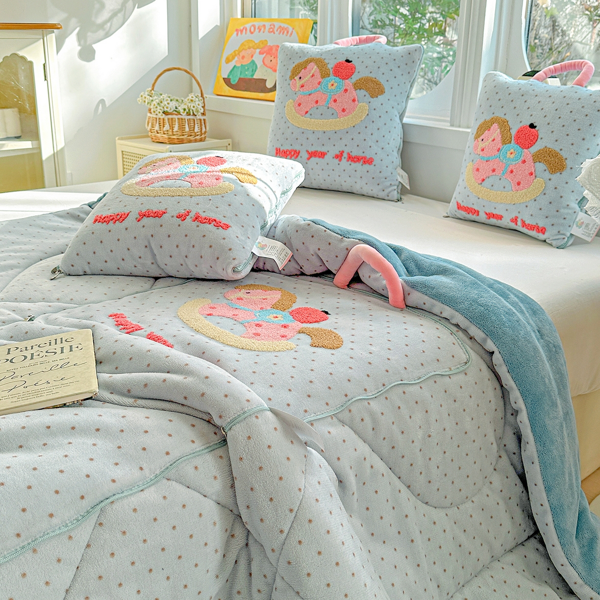 91家纺网 家纺一手货源 找家纺 古本家居 2026新款牛奶绒小马家族抱枕被 摇摇马-蓝波点