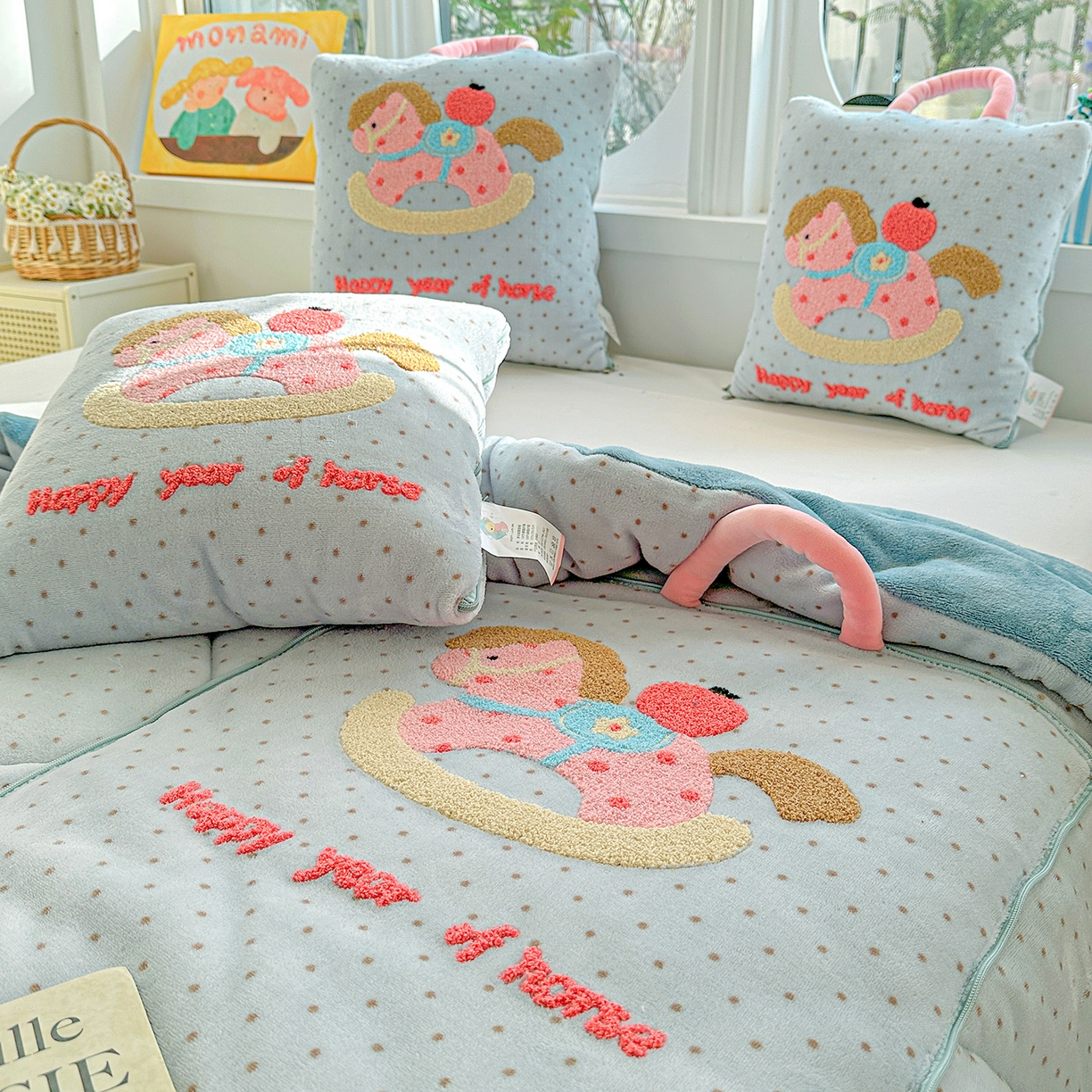 91家纺网 家纺一手货源 找家纺 古本家居 2026新款牛奶绒小马家族抱枕被 摇摇马-蓝波点