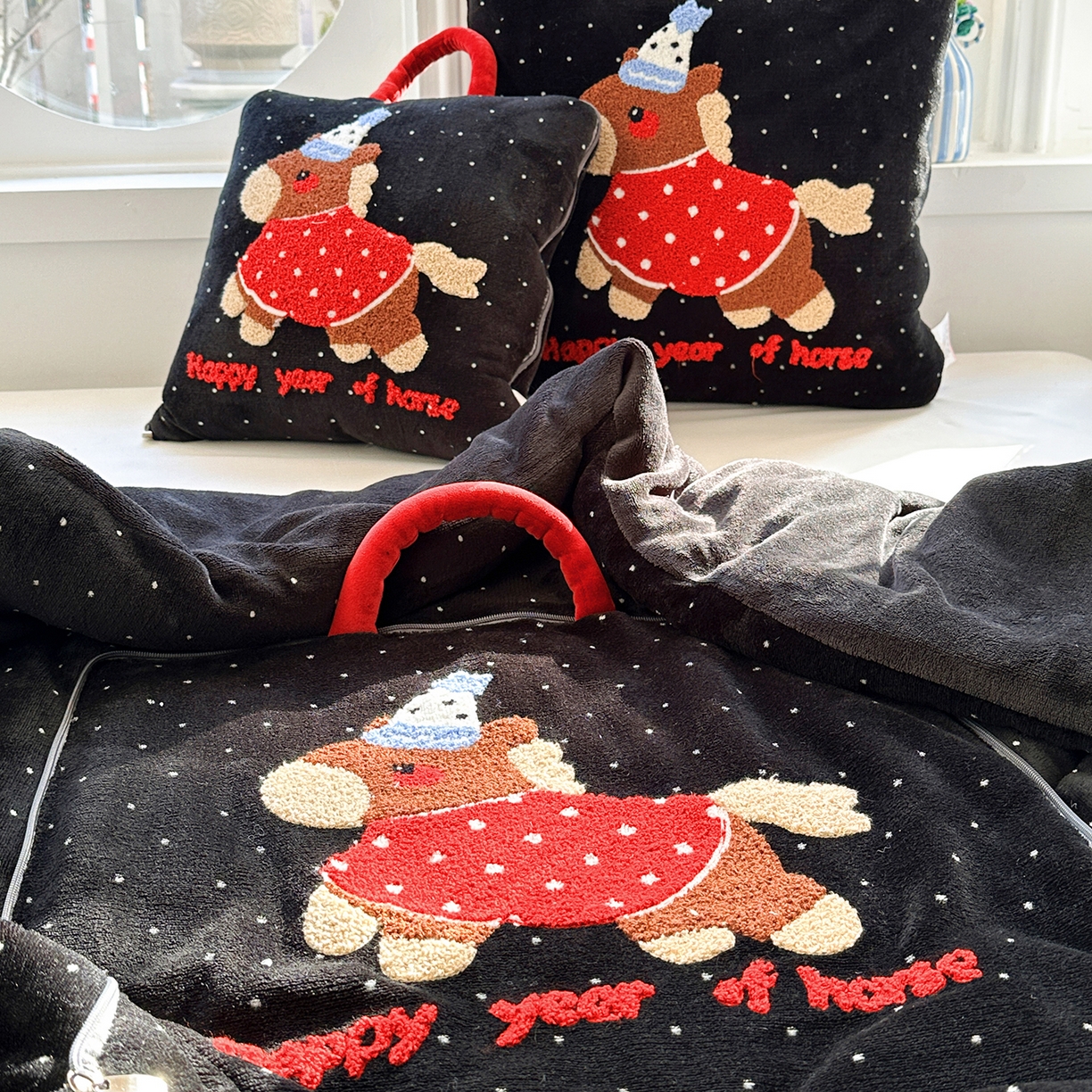 91家纺网 家纺一手货源 找家纺 古本家居 2026新款牛奶绒小马家族抱枕被 黑糖马-黑波点